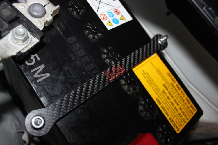 Carbon-Batteriehalter im GT86 eingebaut.